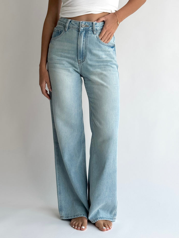 wide-leg-modelio-moteriski-dzinsai-aukstu-juosmeniu-franco-melyna