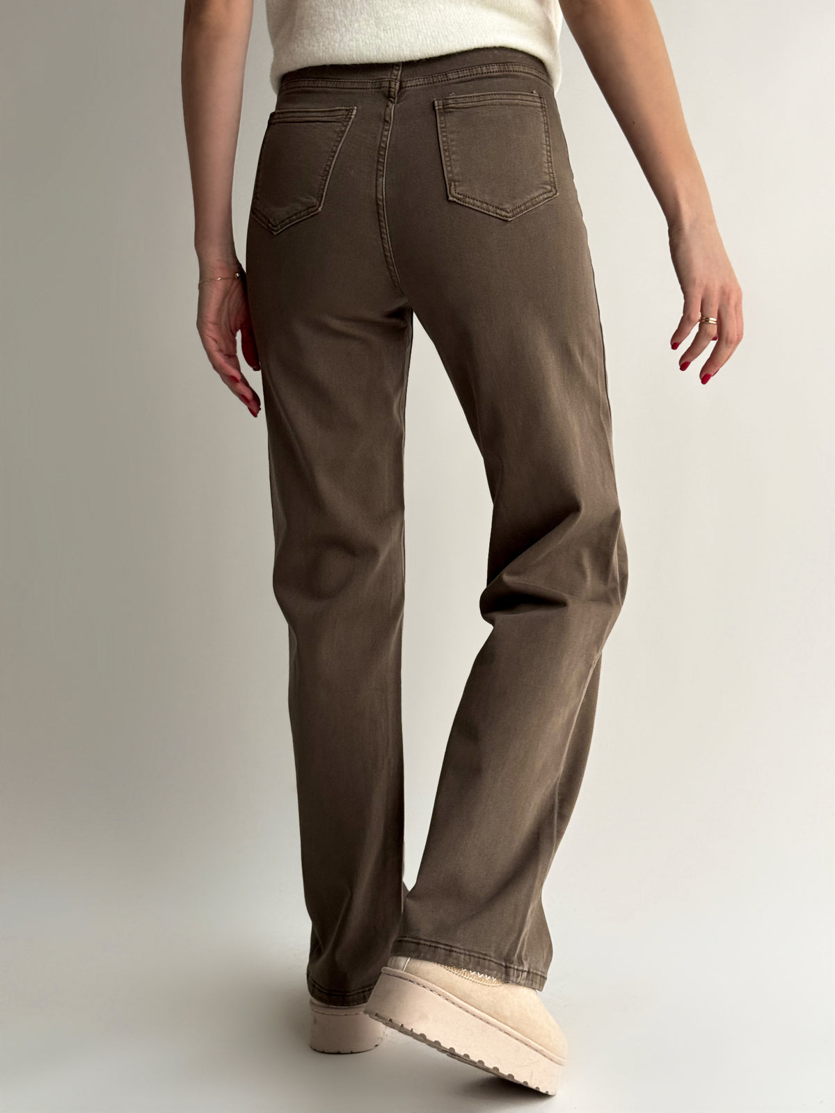 straight-modelio-moteriski-dzinsai-atlas-kapucino