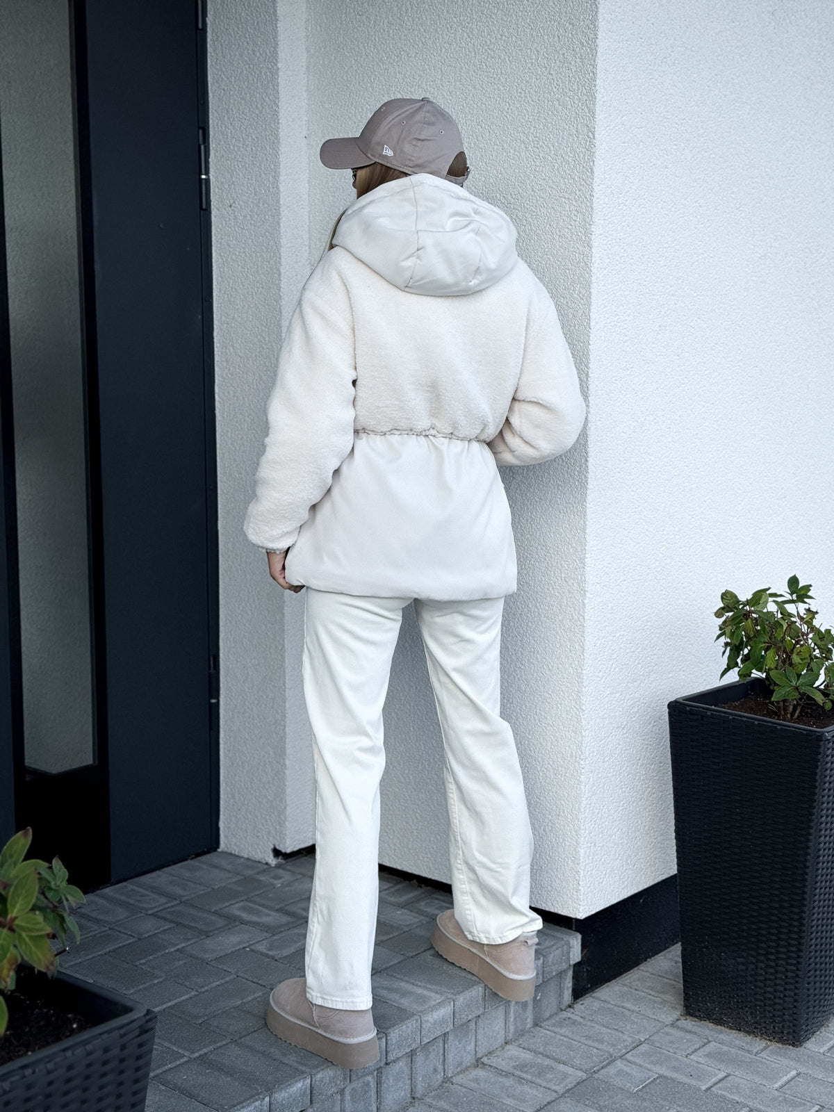 Moteriška vidutinio ilgio teddy striukė su gobtuvu RONEY Kreminė