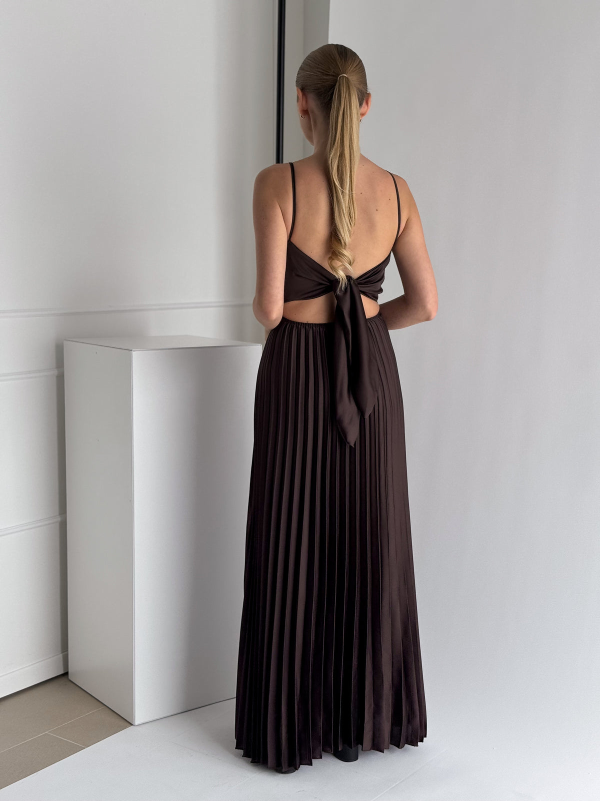 Moteriška ilga proginė suknelė LENORA Ruda