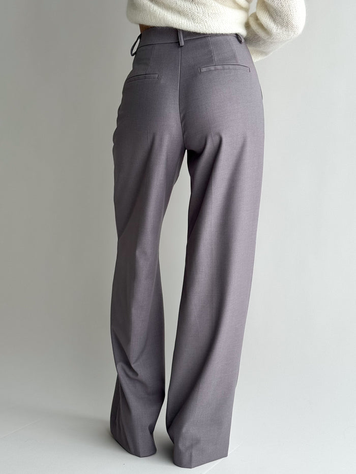 moteriskos-placios-klasikines-kelnes-veronica-pilka