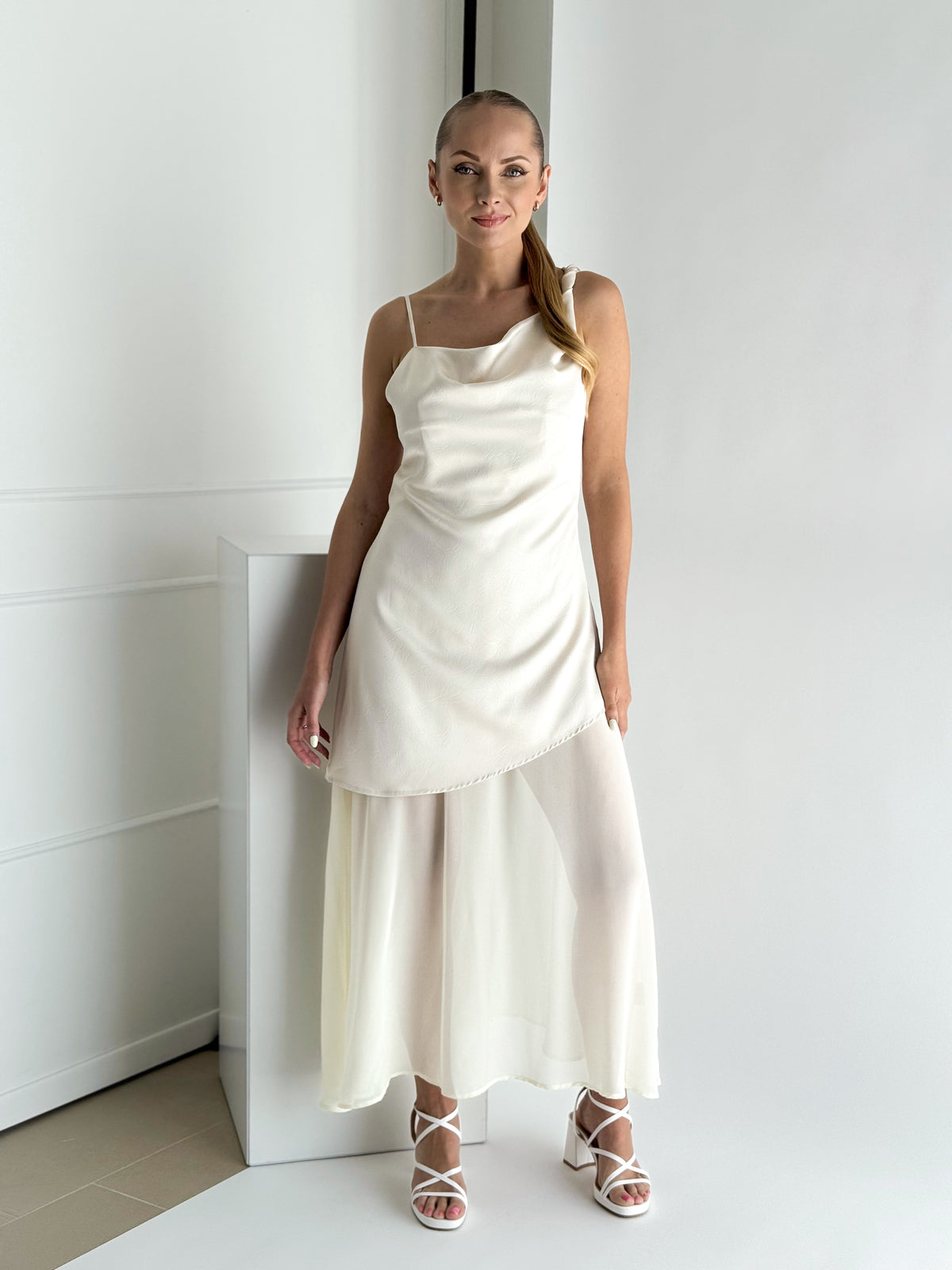 Moteriška proginė suknelė ISABELLA Kreminė