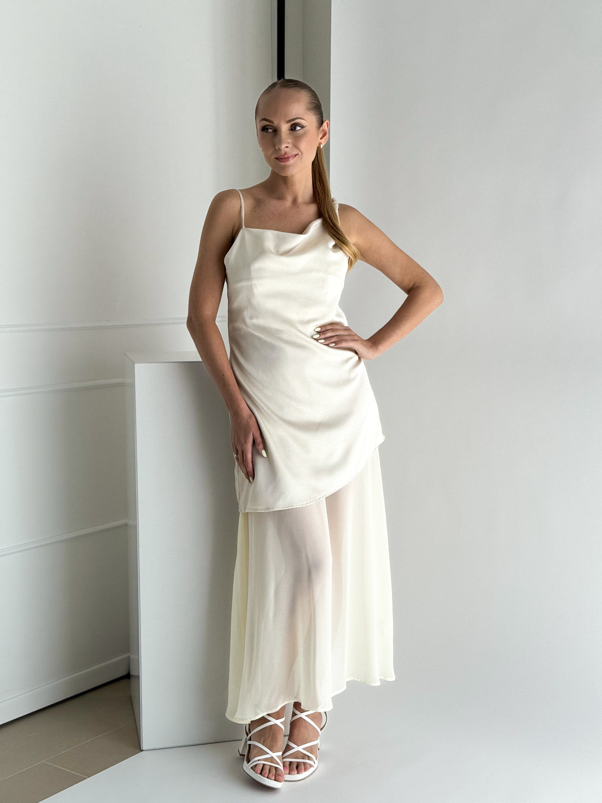 Moteriška proginė suknelė ISABELLA Kreminė