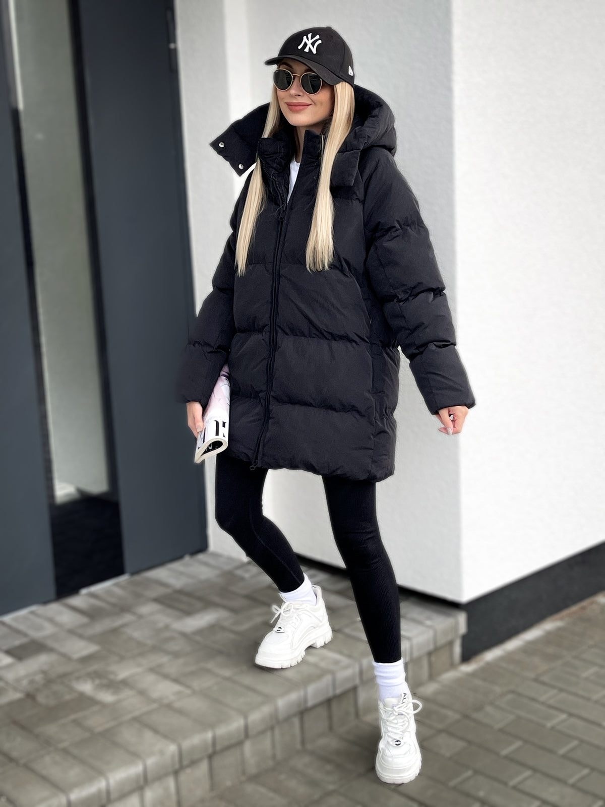 Moteriška vidutinio ilgio striukė su gobtuvu ROBIN Juoda