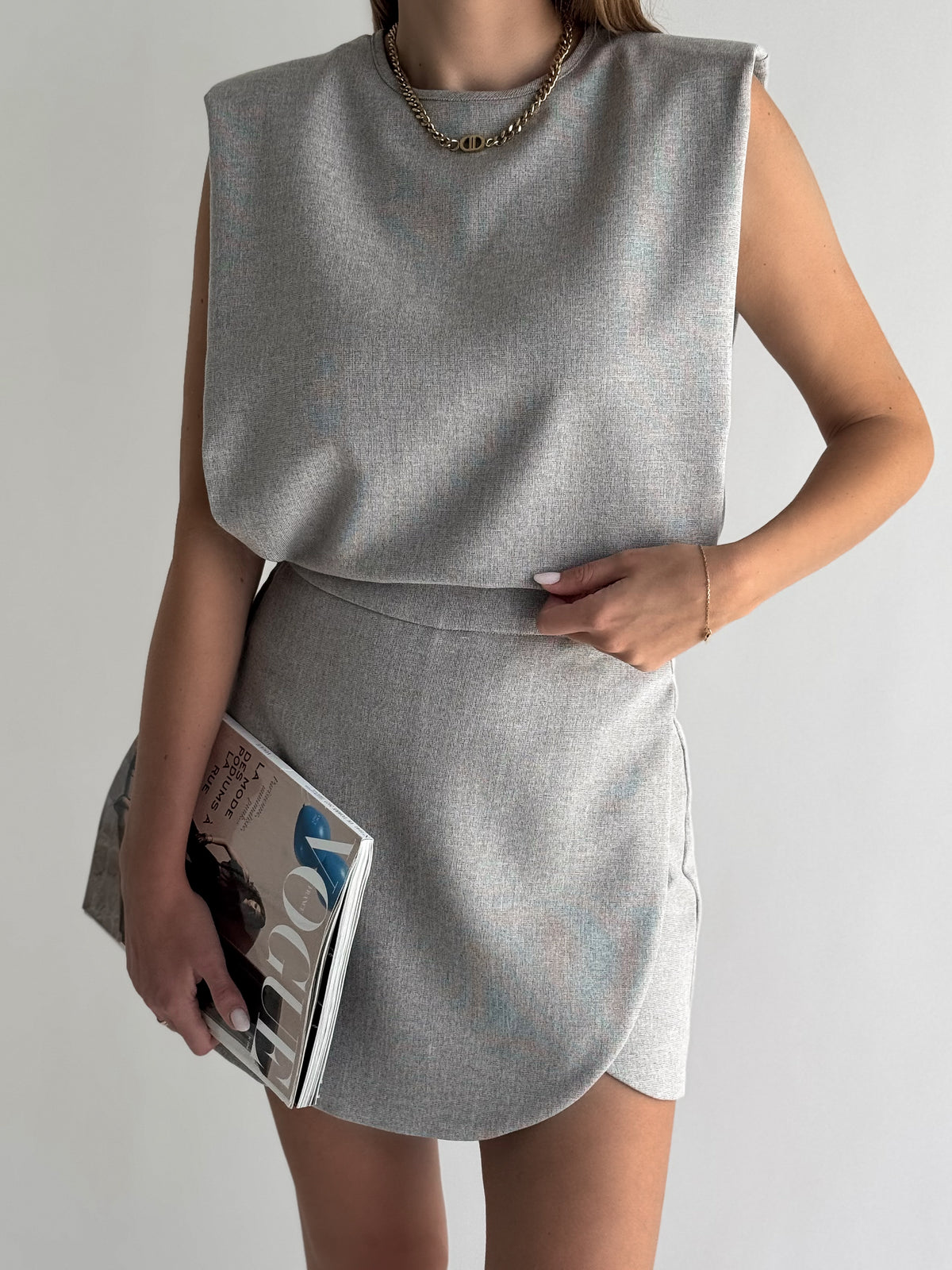 moteriska-puosni-palaidine-julieta-pilka