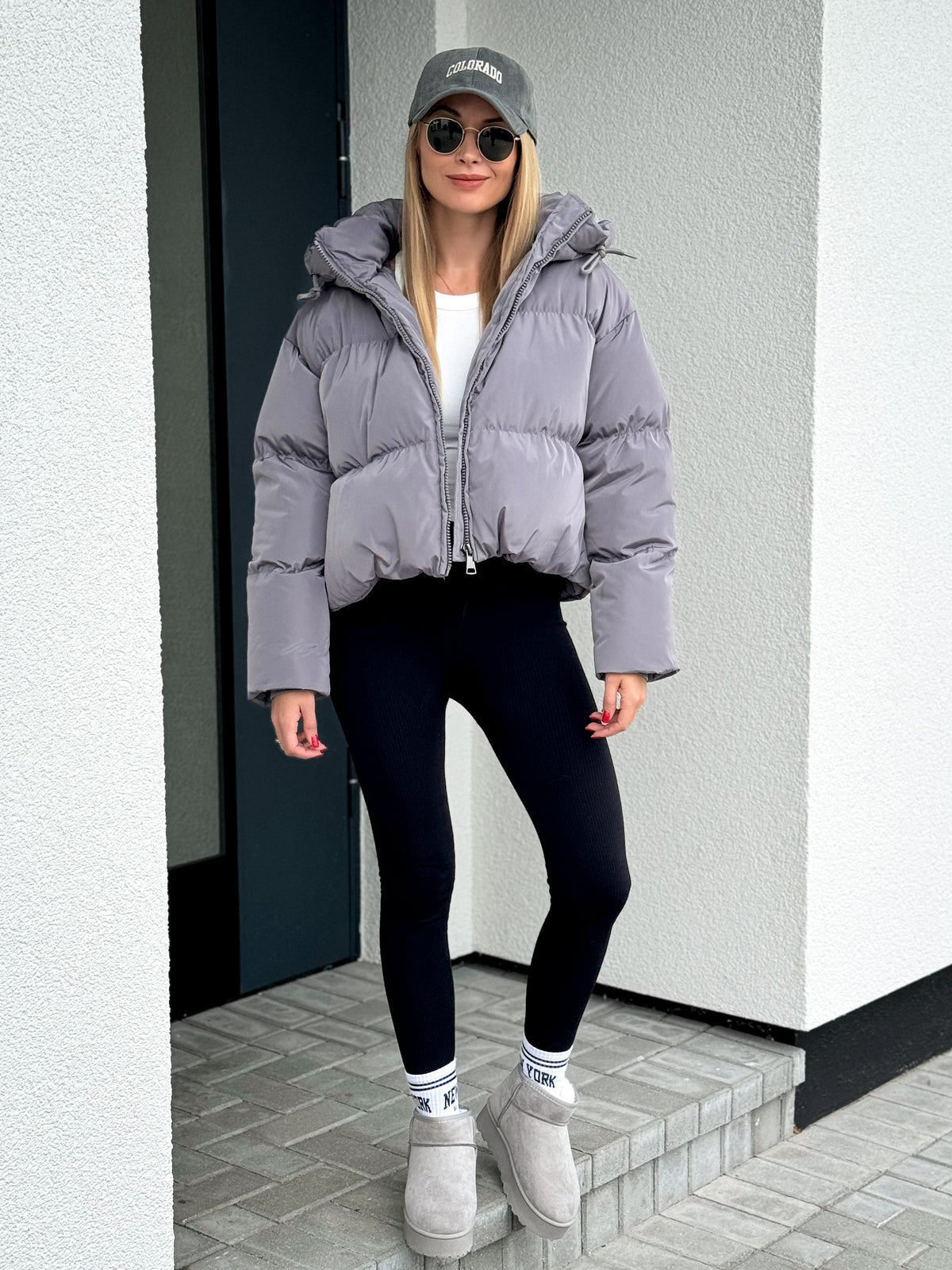 Moteriška trumpa striukė su gobtuvu FRANKIE Pilka