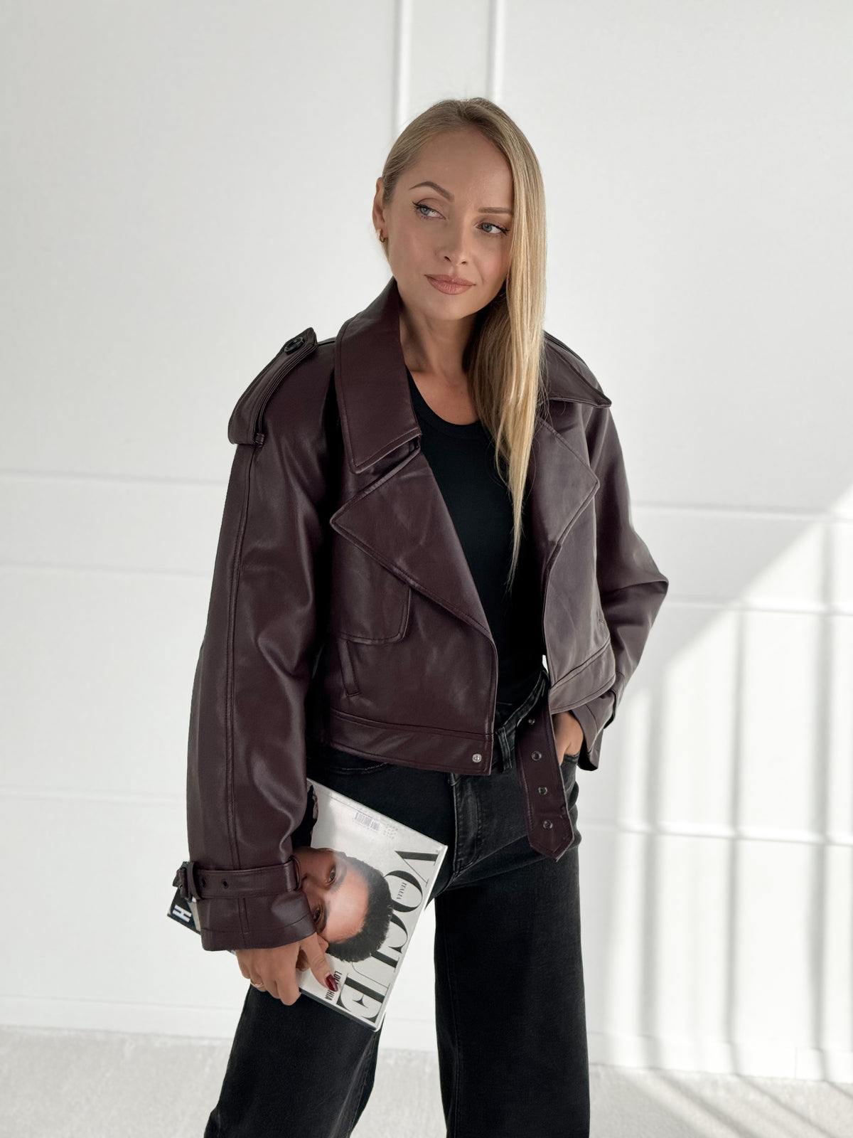 Moteriškas trumpas eko odos švarkas EDMON Bordo