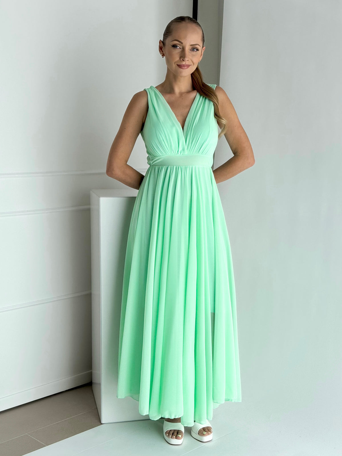 Moteriška ilga proginė suknelė FERRARA Mėtinė