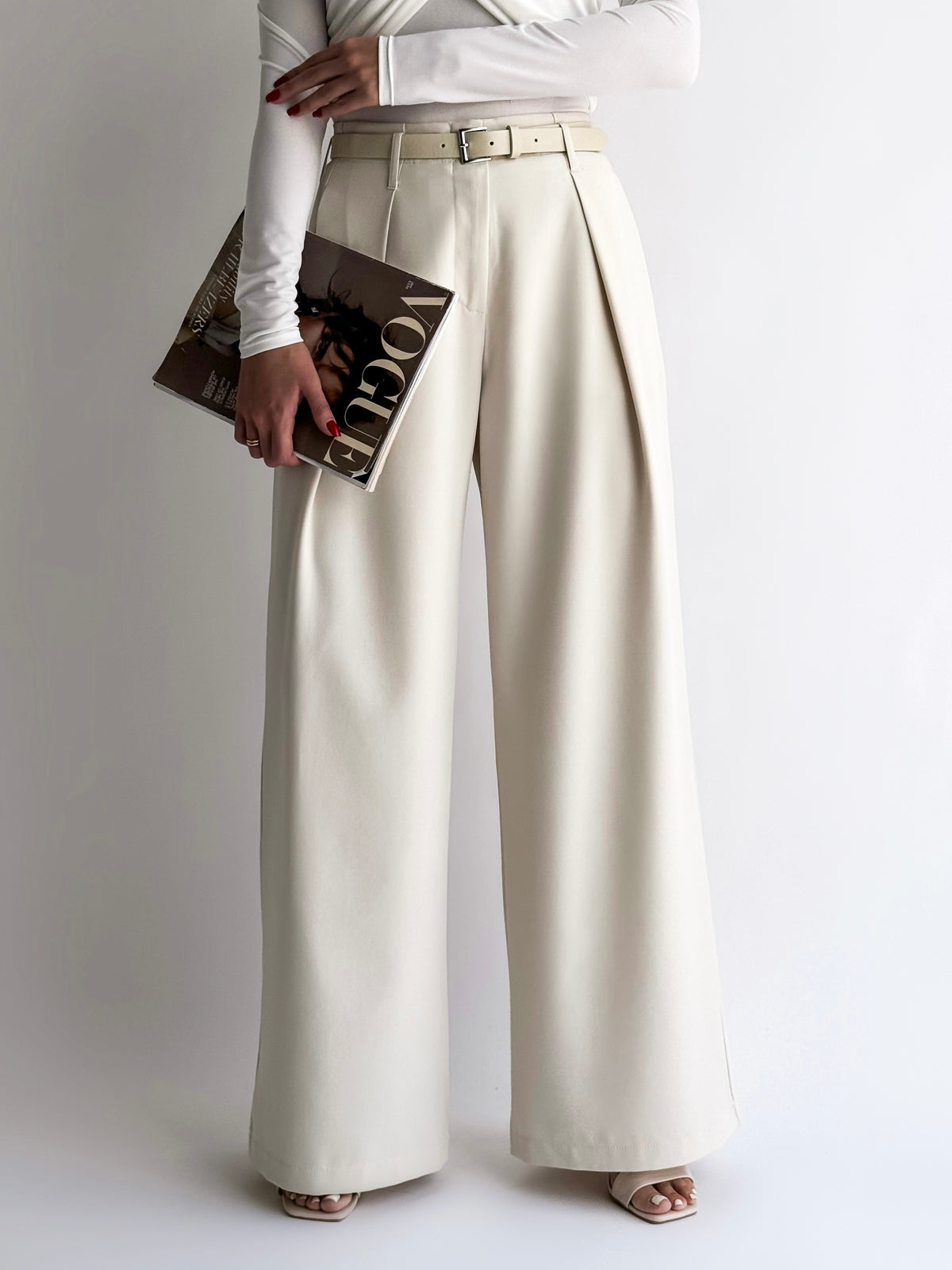 moteriskos-placios-kelnes-su-dirzu-hazo-sviesiai-kremine