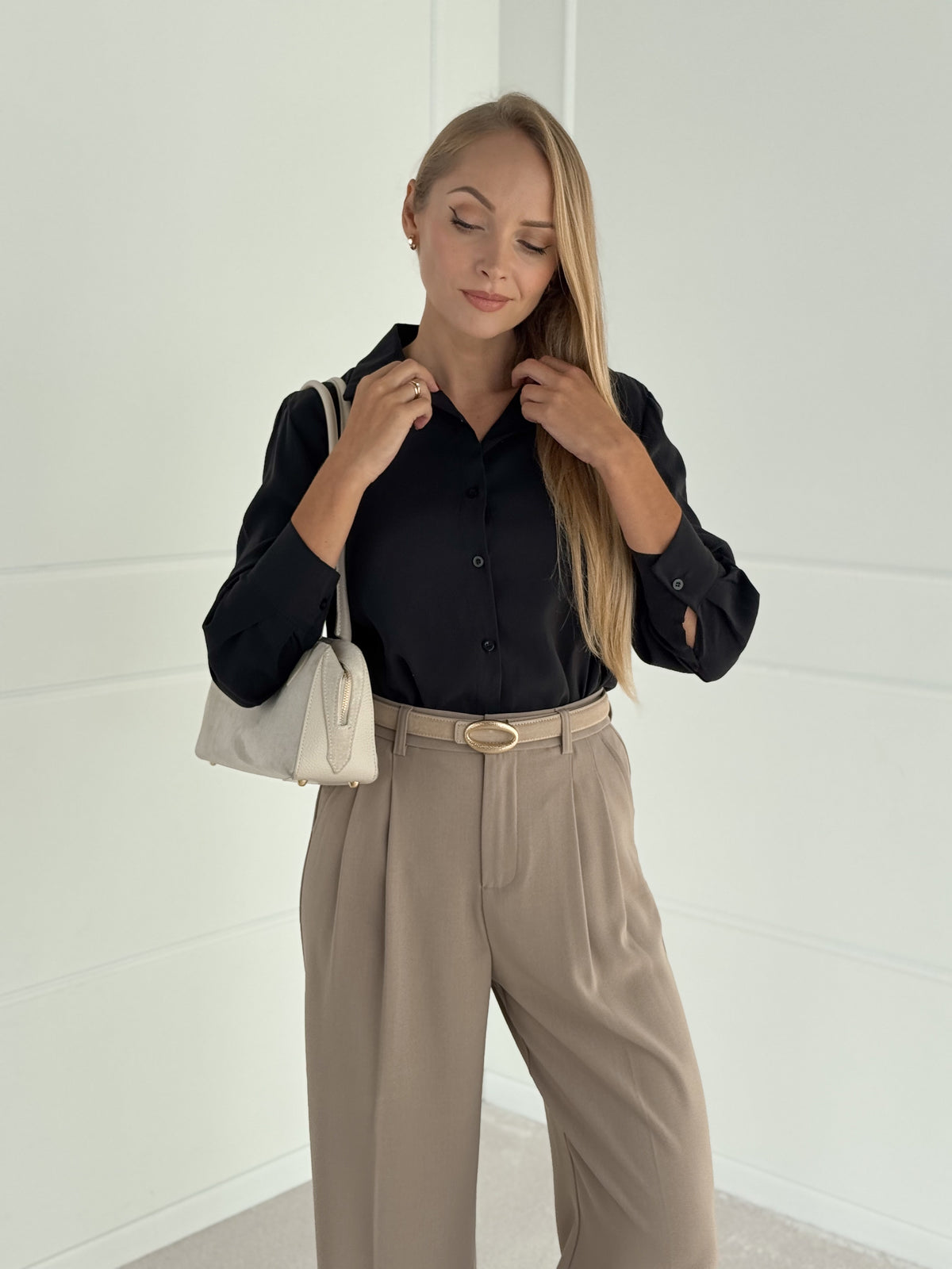 Moteriški itališki klasikiniai marškiniai ORIANA Juoda