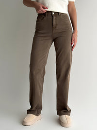 straight-modelio-moteriski-dzinsai-atlas-kapucino