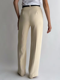 moteriskos-placios-kelnes-su-dirzu-cameroon-kremine