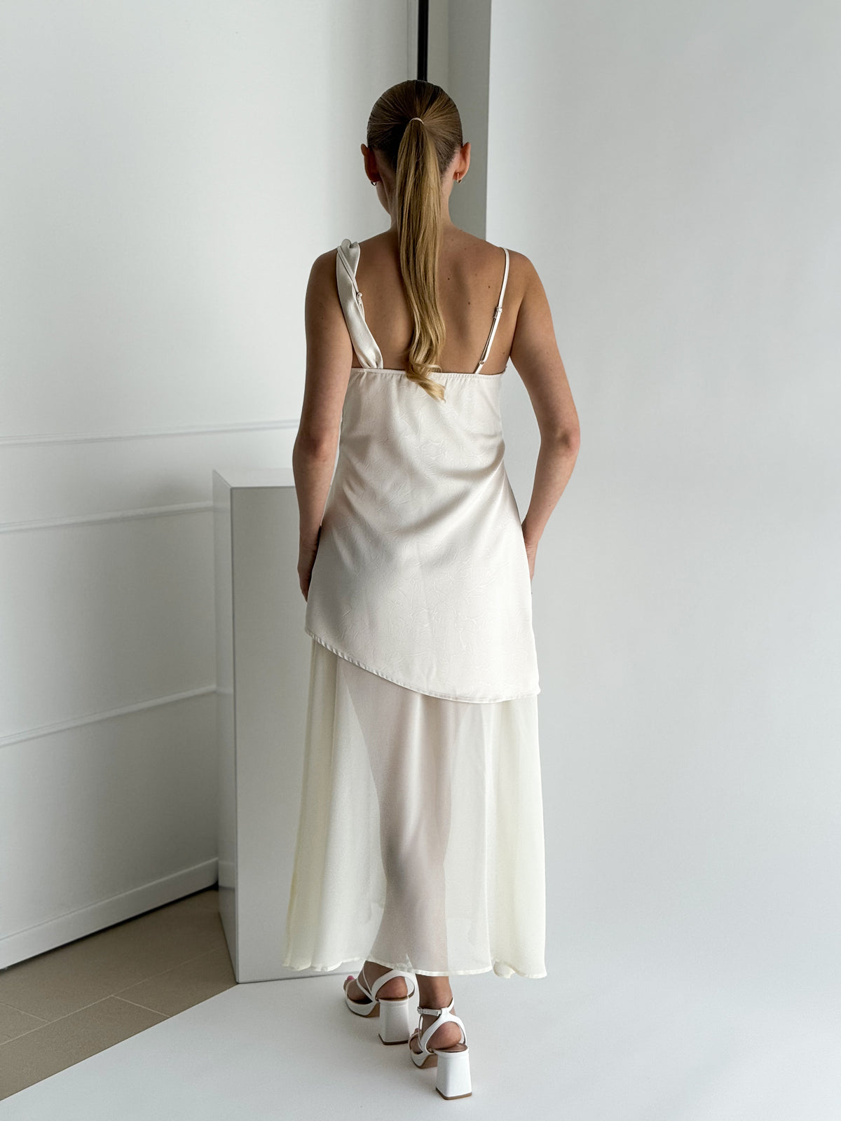 Moteriška proginė suknelė ISABELLA Kreminė