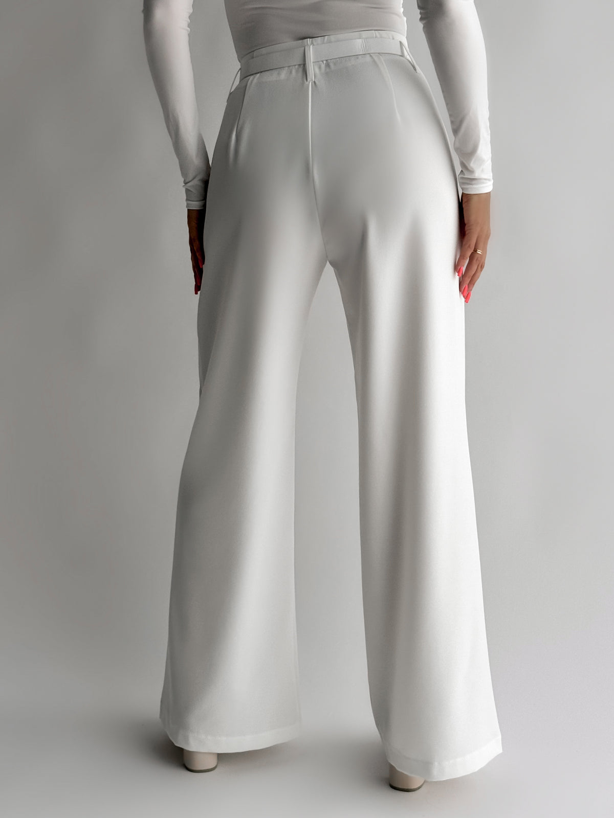 moteriskos-placios-kelnes-su-dirzu-hazo-balta