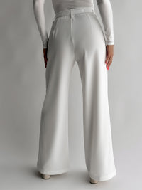 moteriskos-placios-kelnes-su-dirzu-hazo-balta