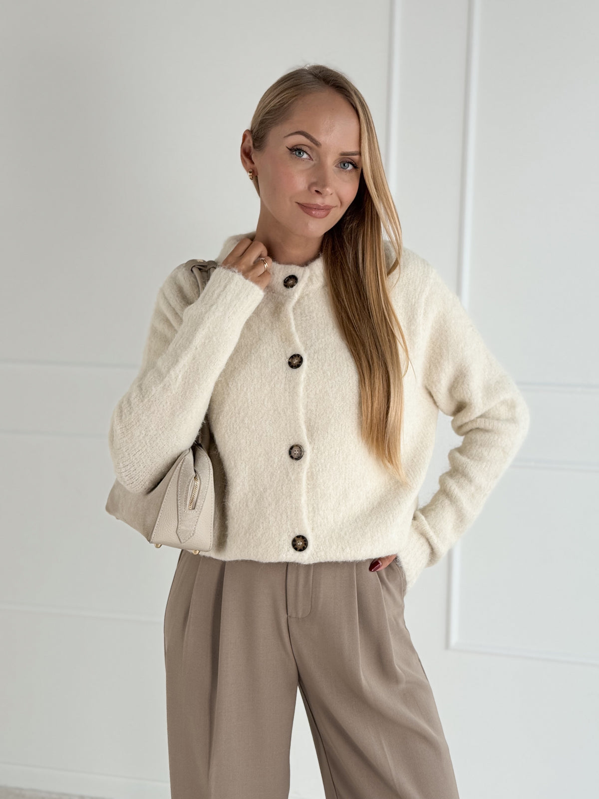 Moteriškas šiltas megztinis su vilna CAMIEL Balta