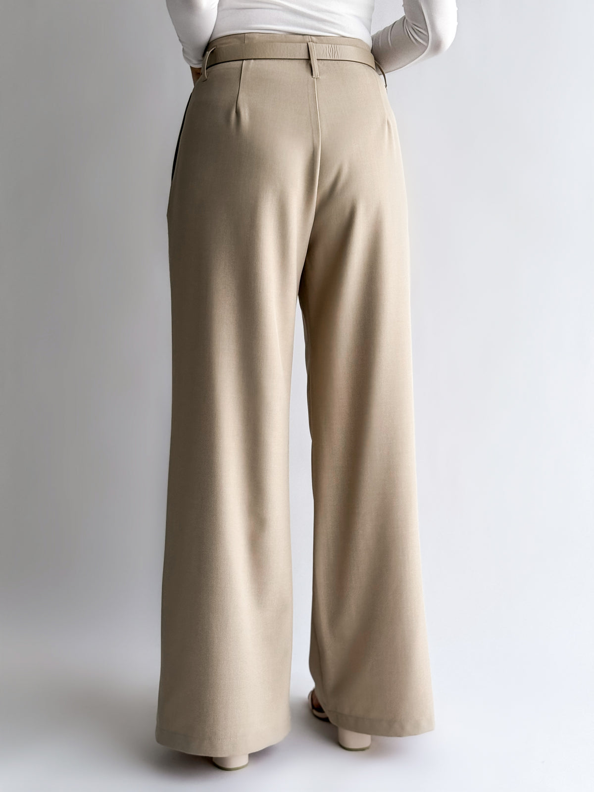 Moteriškos plačios kelnės su diržu HAZO Kreminė