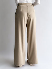 Moteriškos plačios kelnės su diržu HAZO Kreminė