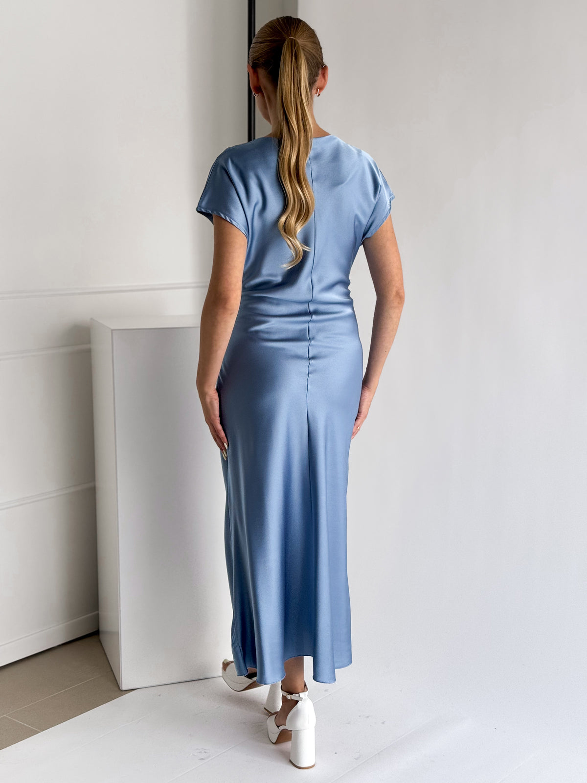 Moteriška ilga itališka satino suknelė VERONA Žydra