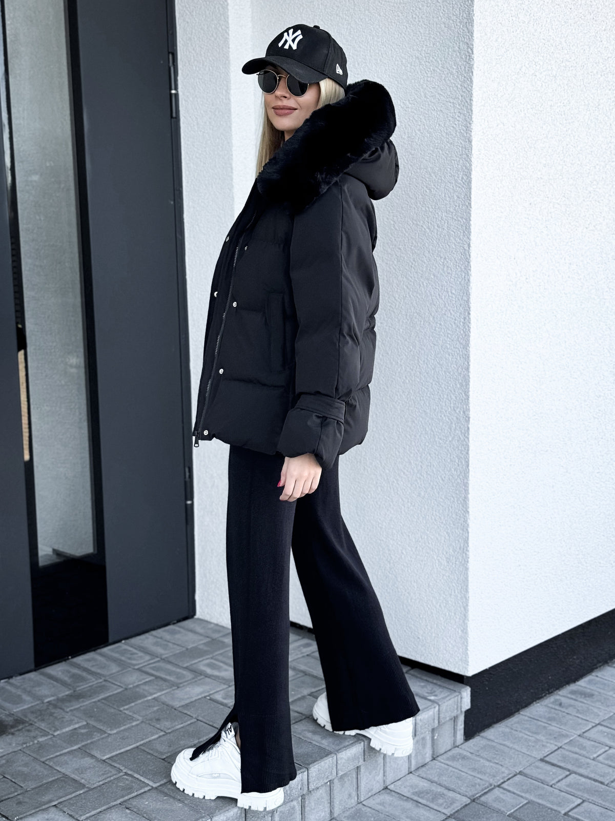 Moteriška šilta striukė su gobtuvu EVERLY Juoda