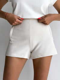 Moteriški klasikiniai šortai aukštu juosmeniu LIGHT Kreminė