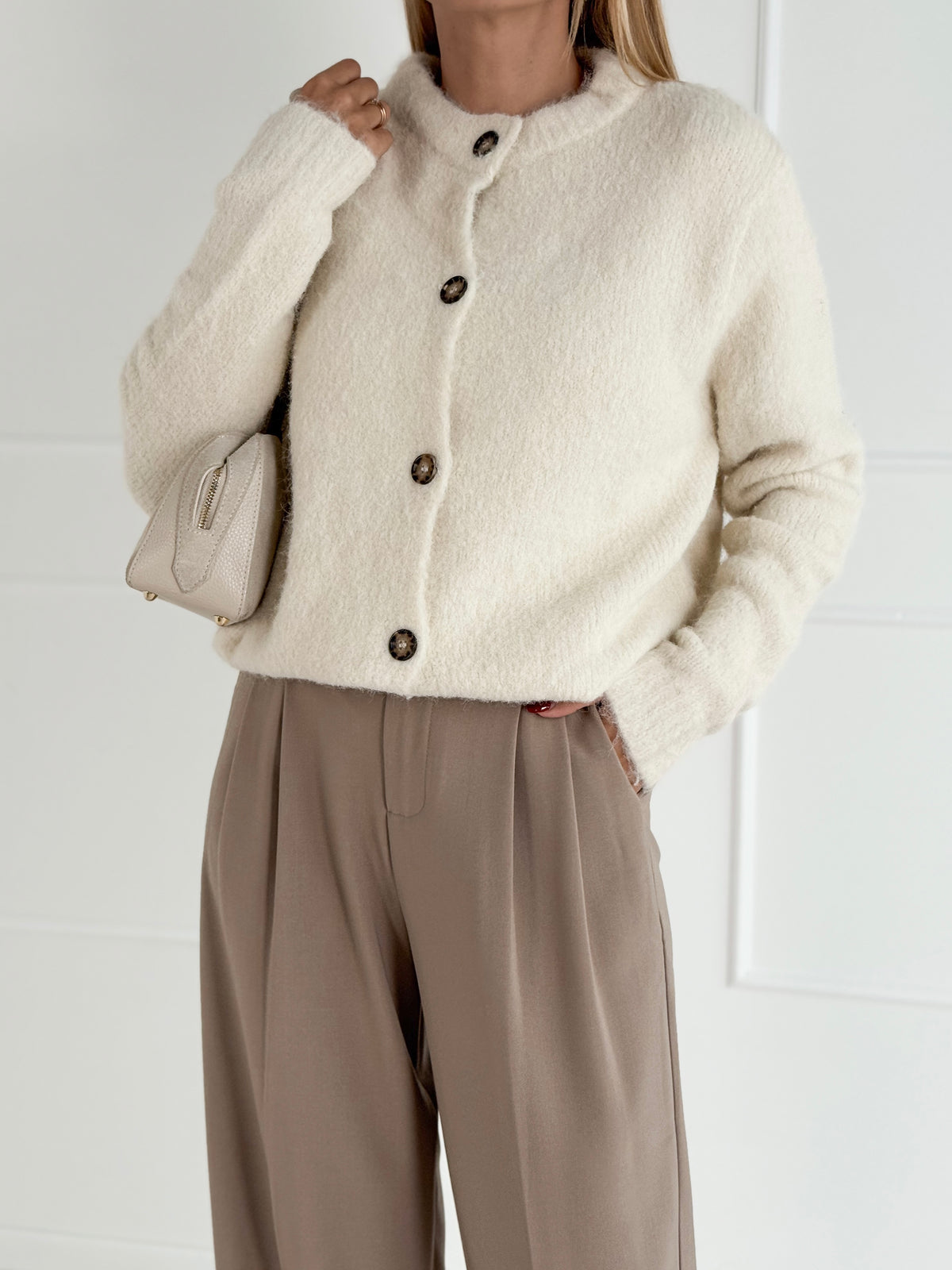 Moteriškas šiltas megztinis su vilna CAMIEL Balta