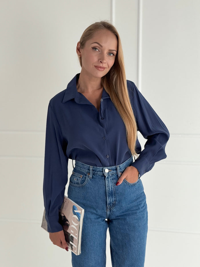Moteriški itališki klasikiniai marškiniai ORIANA Tamsiai mėlyna