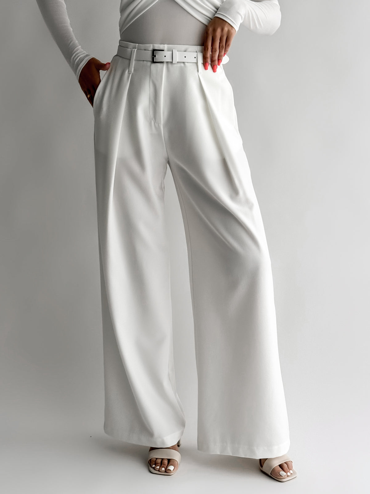 moteriskos-placios-kelnes-su-dirzu-hazo-balta