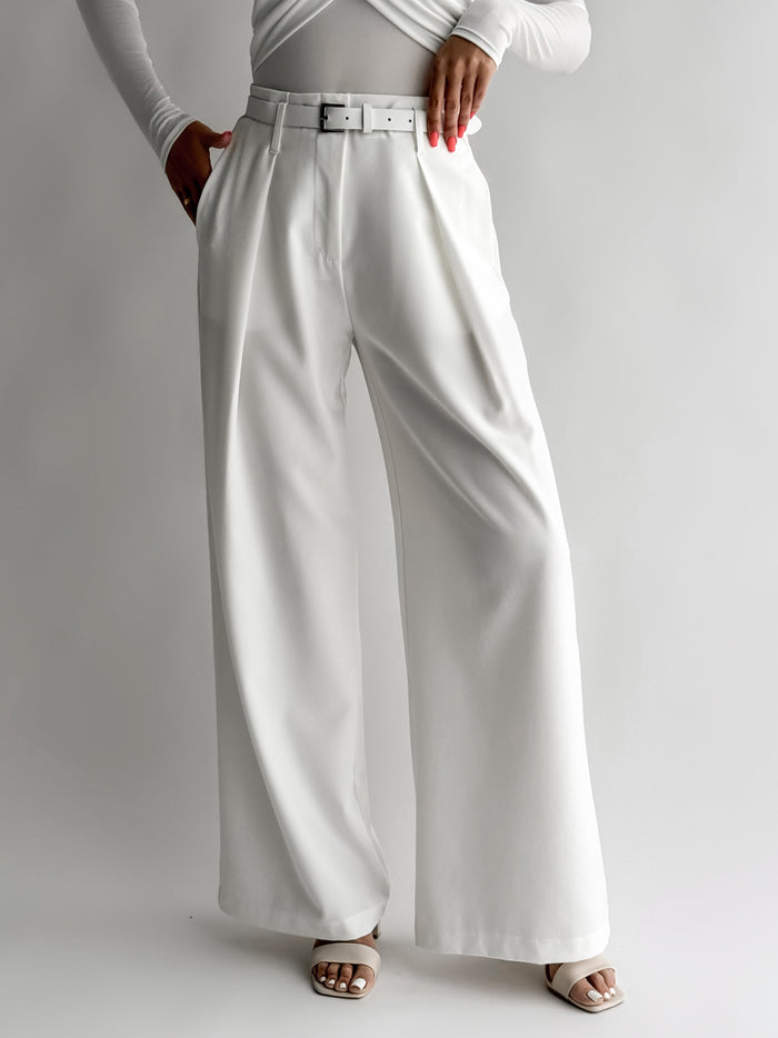 moteriskos-placios-kelnes-su-dirzu-hazo-balta