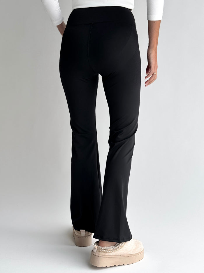 figura-formuojancios-placios-tamprios-kelnes-ada-juoda