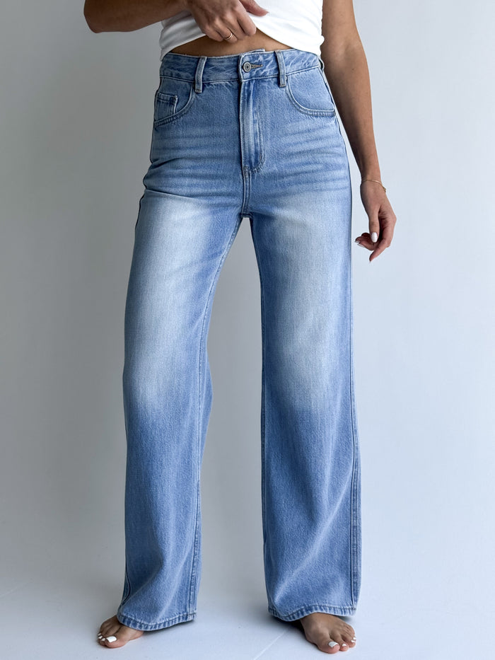 wide-leg-modelio-moteriski-dzinsai-aukstu-juosmeniu-franco-melyna-1