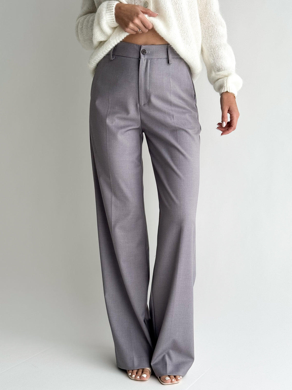 moteriskos-placios-klasikines-kelnes-veronica-pilka