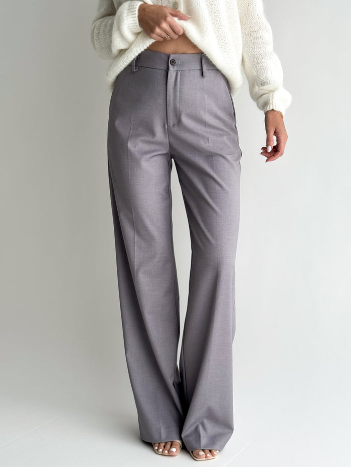 moteriskos-placios-klasikines-kelnes-veronica-pilka