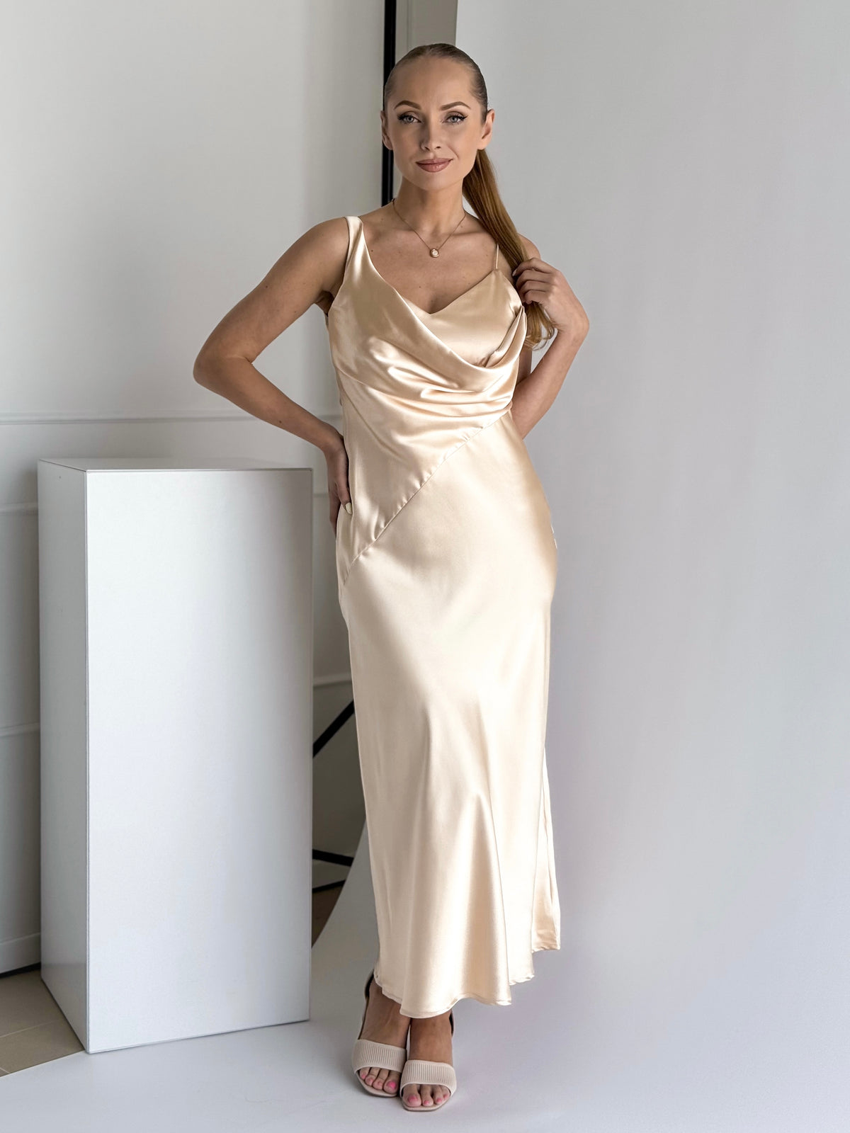 Moteriška proginė suknelė DALTON Kreminė