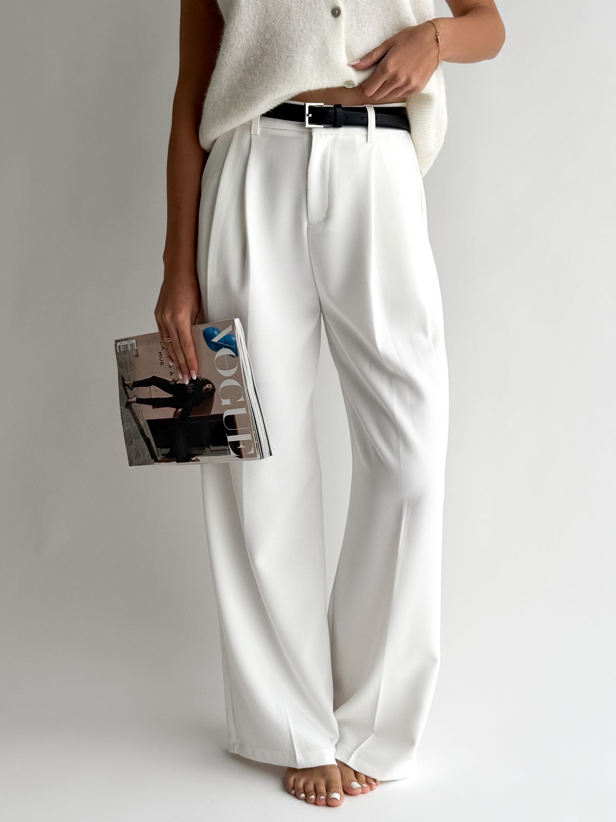 moteriskos-klasikines-kelnes-su-dirzu-moreno-balta