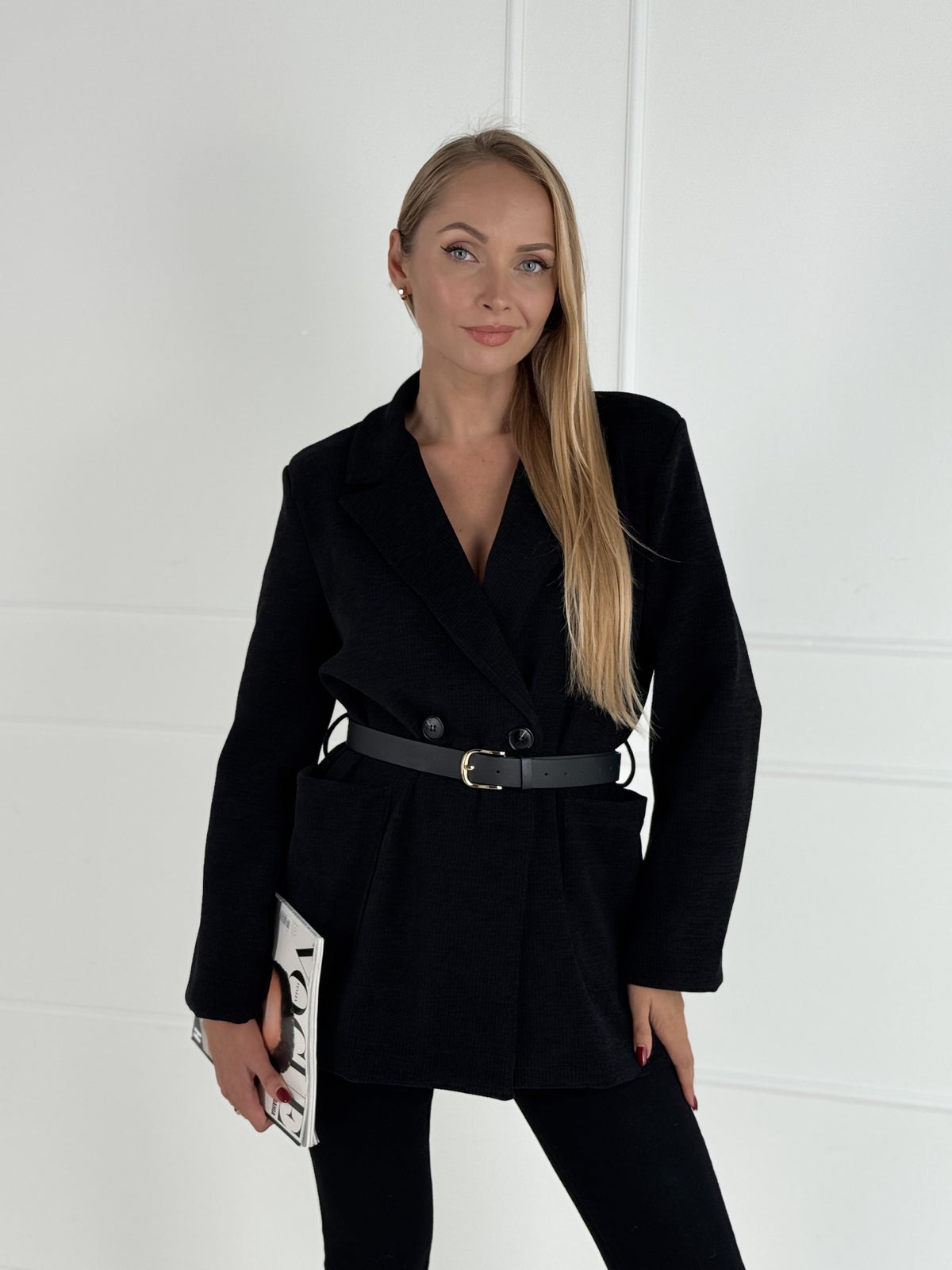 Moteriškas klasikinis velvetinis švarkas su diržu BARBARA Juoda