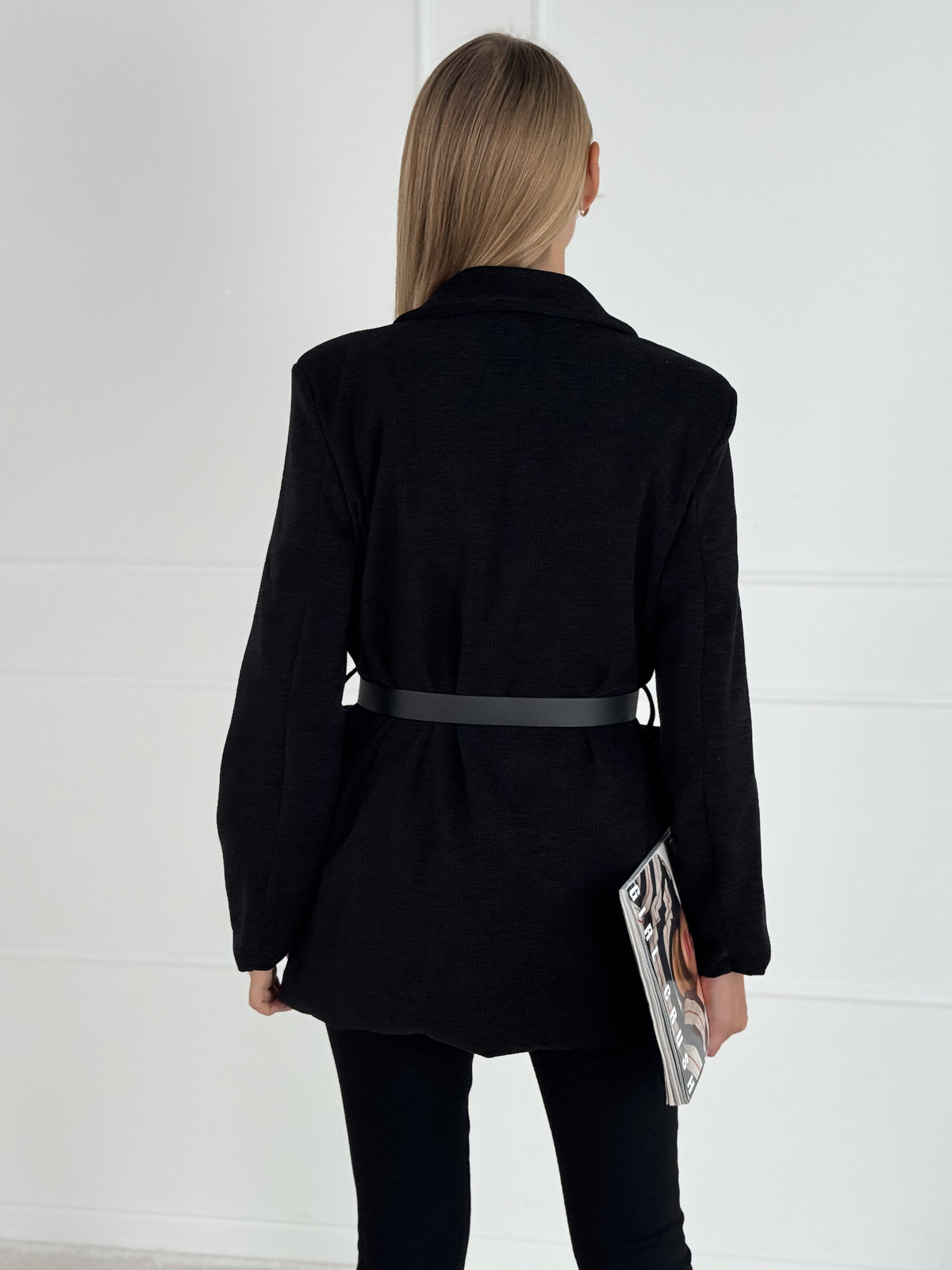 Moteriškas klasikinis velvetinis švarkas su diržu BARBARA Juoda