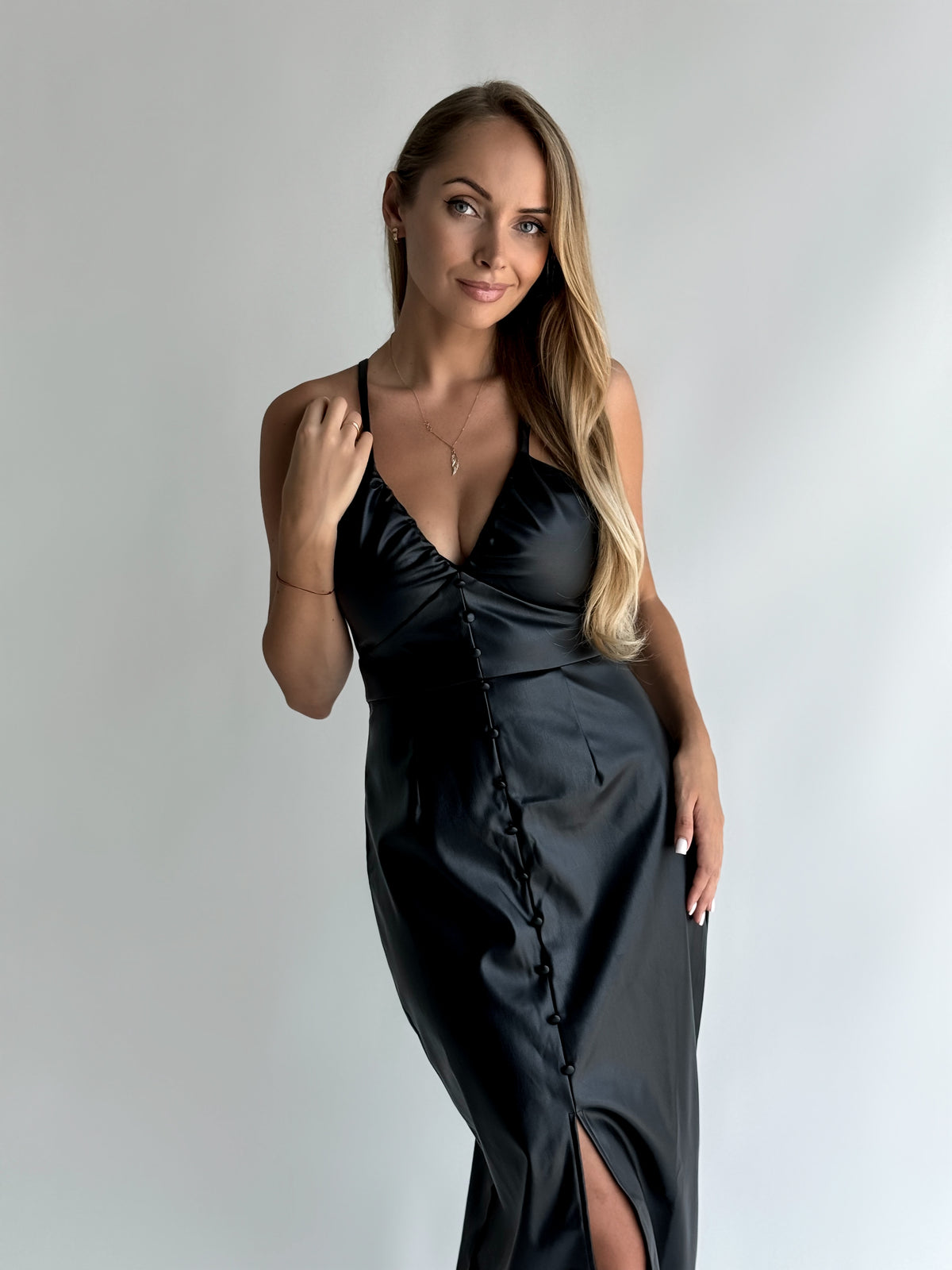 moteriska-eko-odos-suknele-lexie-juoda