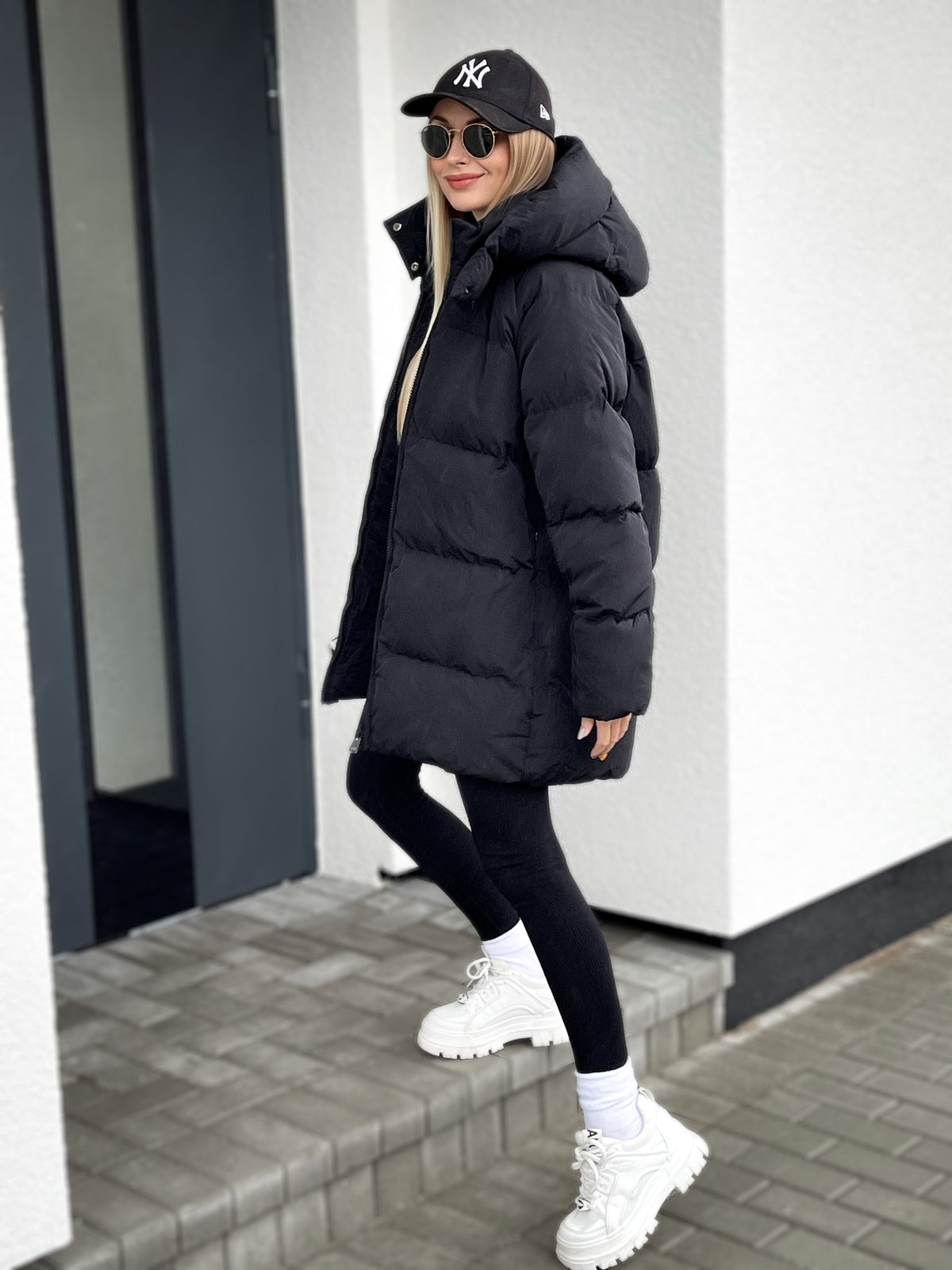 Moteriška vidutinio ilgio striukė su gobtuvu ROBIN Juoda