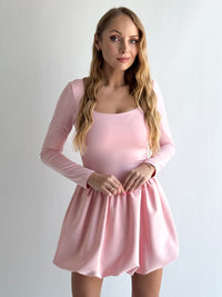 Moteriška trumpa proginė suknelė COLTON Šviesiai rožinė