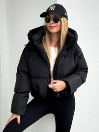 Moteriška trumpa striukė su gobtuvu FRANKIE Juoda