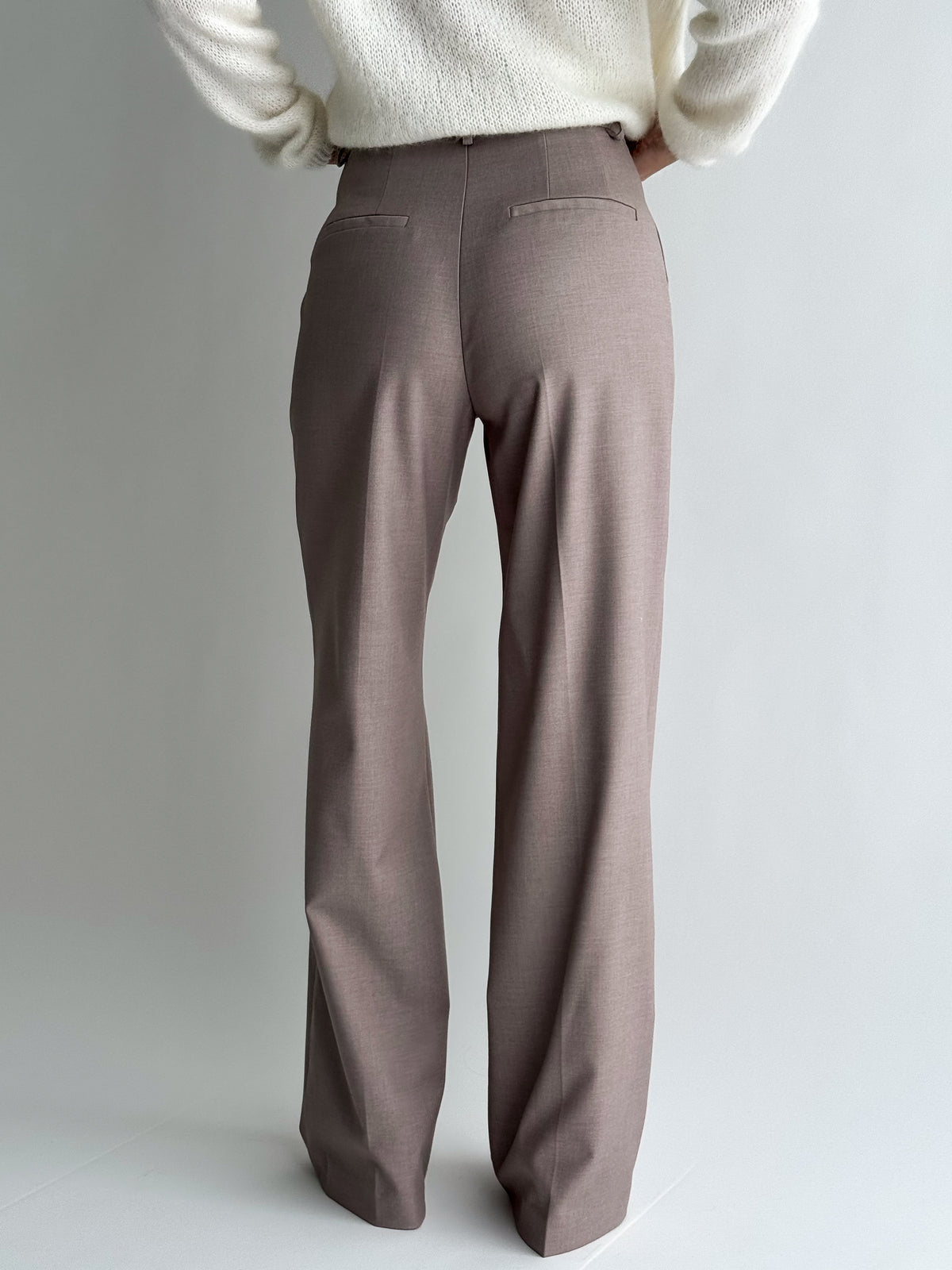 moteriskos-placios-klasikines-kelnes-veronica-kapucino