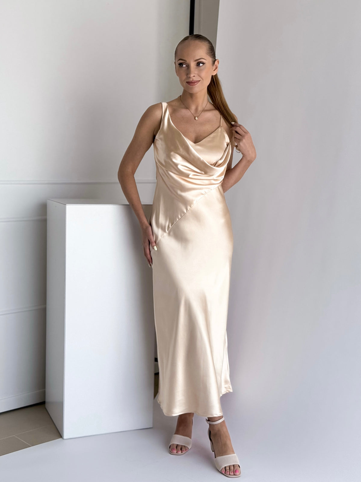 Moteriška proginė suknelė DALTON Kreminė