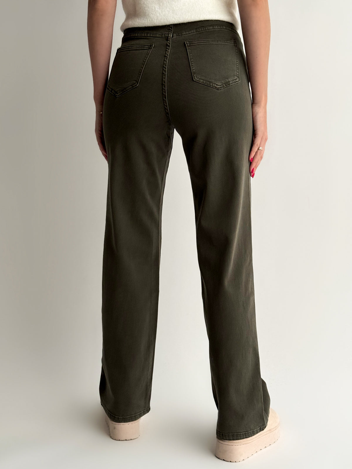 straight-modelio-moteriski-dzinsai-atlas-chaki