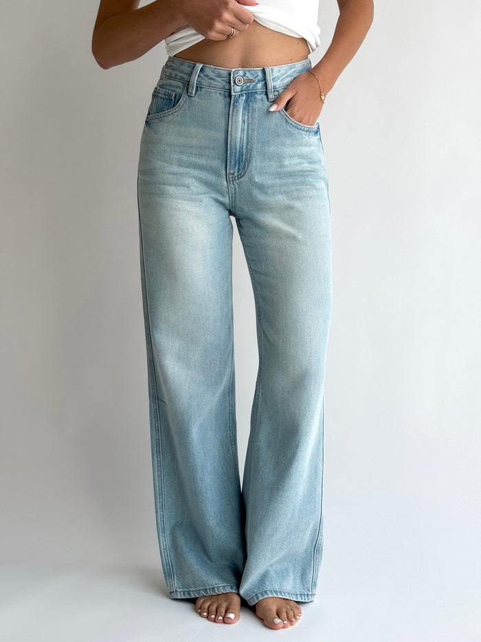 wide-leg-modelio-moteriski-dzinsai-aukstu-juosmeniu-franco-melyna