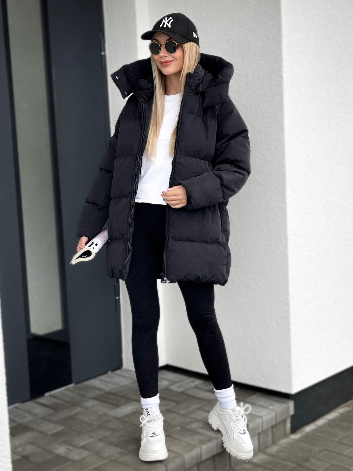 Moteriška vidutinio ilgio striukė su gobtuvu ROBIN Juoda