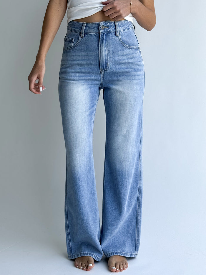 wide-leg-modelio-moteriski-dzinsai-aukstu-juosmeniu-franco-melyna-1