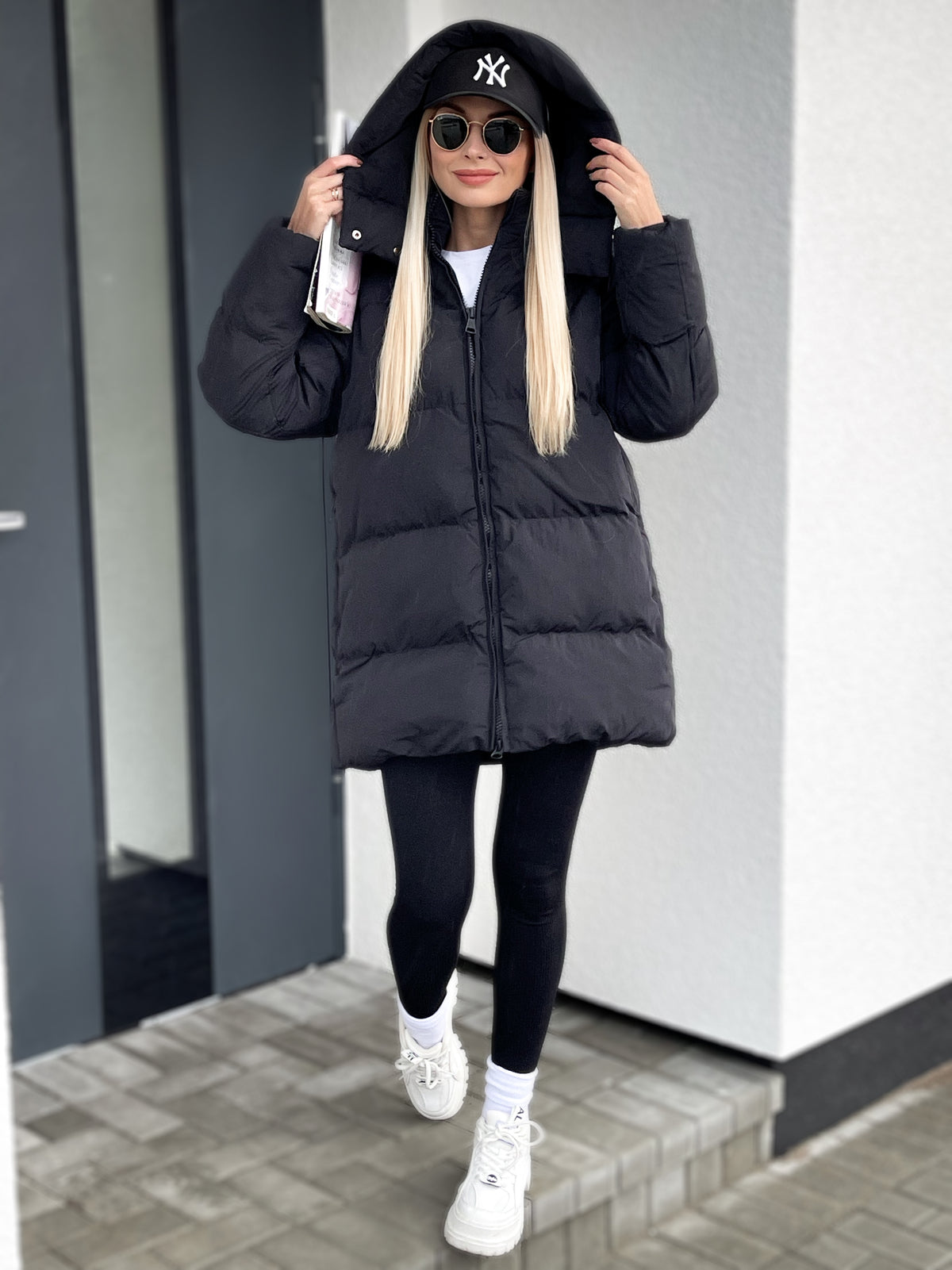 Moteriška vidutinio ilgio striukė su gobtuvu ROBIN Juoda