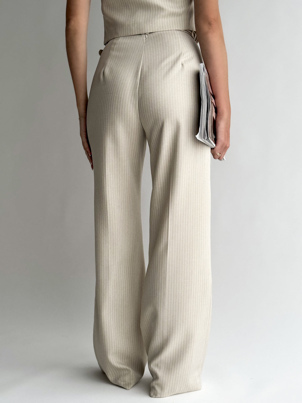 moteriskos-placios-klasikines-kelnes-su-dirzu-patricia-kremine