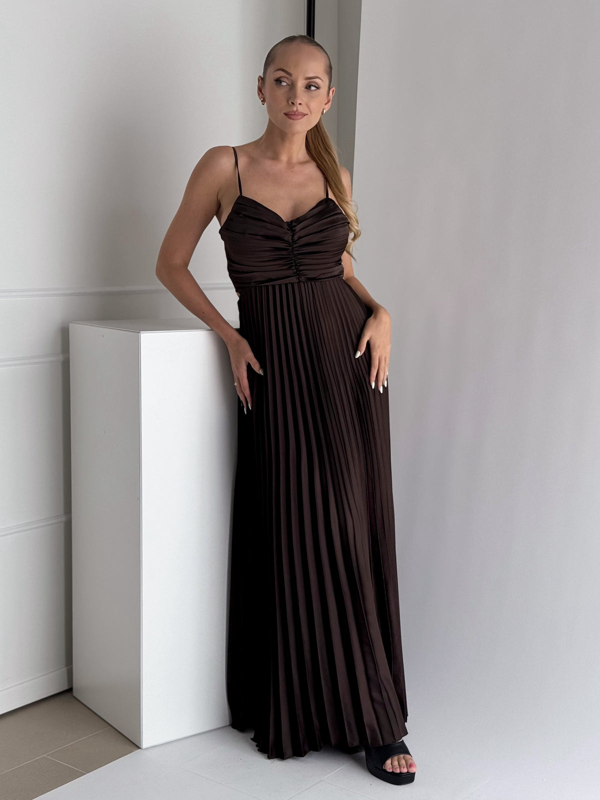 Moteriška ilga proginė suknelė LENORA Ruda